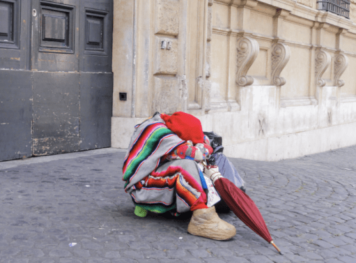 比較深入民心的吉卜賽人打扮如下圖，頭巾、披肩、色彩繽紛（not a must，但通常不是渾身黑）