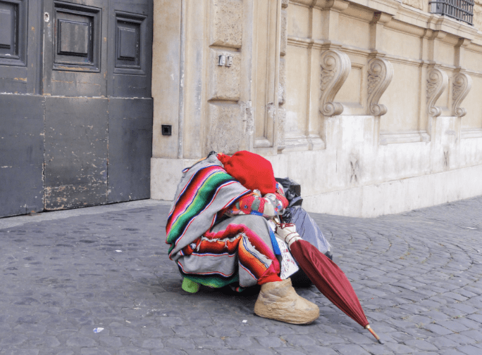 比較深入民心的吉卜賽人打扮如下圖，頭巾、披肩、色彩繽紛（not a must，但通常不是渾身黑）